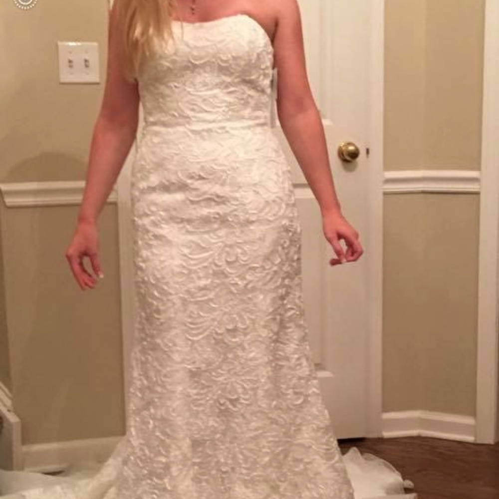 Brand New Strapless Lace Wedding Dress.